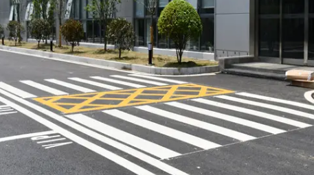 優(yōu)質(zhì)企業(yè)廠區(qū)道路劃線，高效安全的必備選擇！